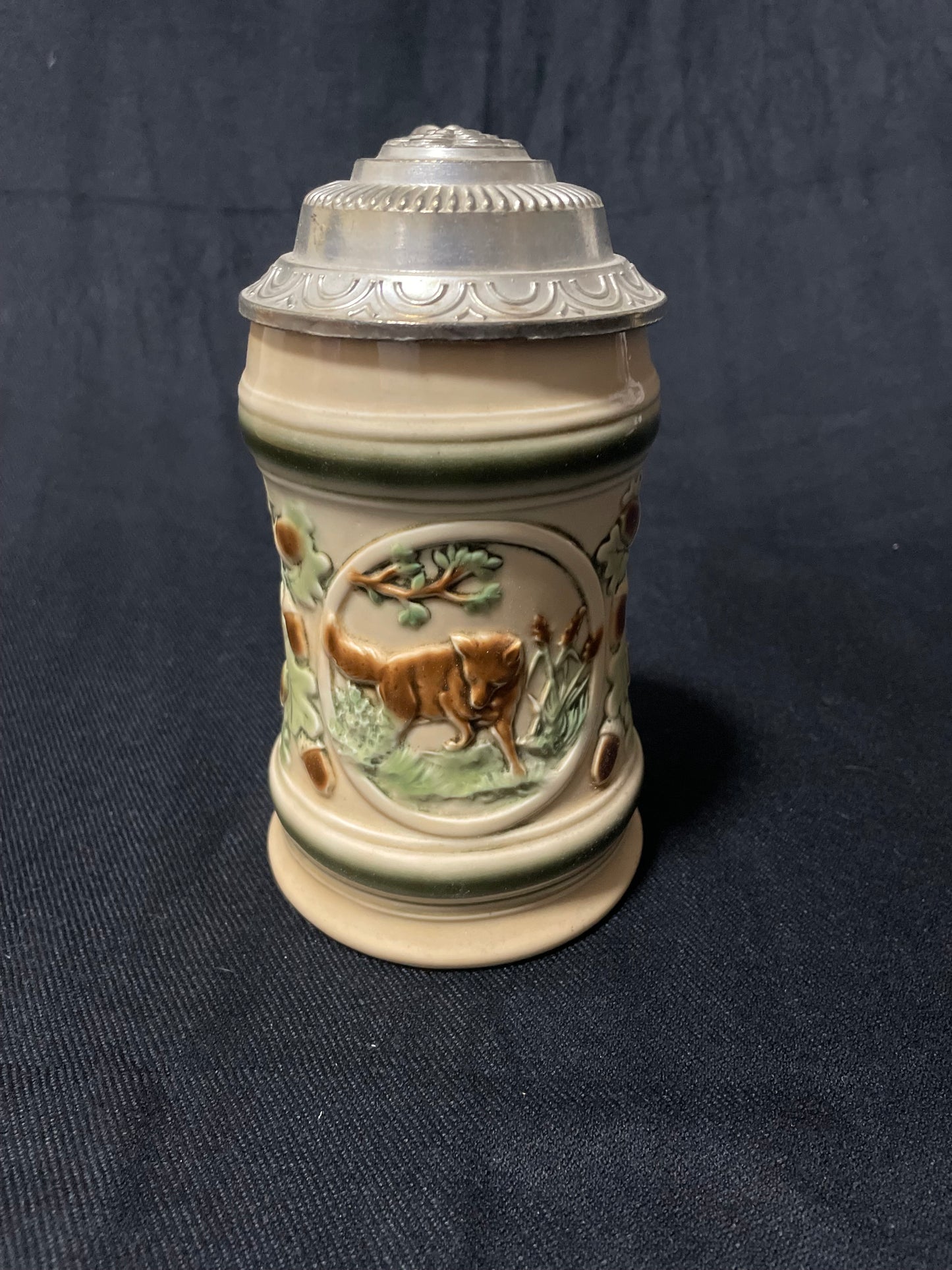 Sitzendorfer Bierkrug mit Zinndeckel